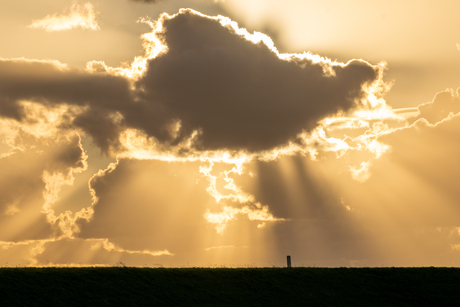 Vanachter de wolk