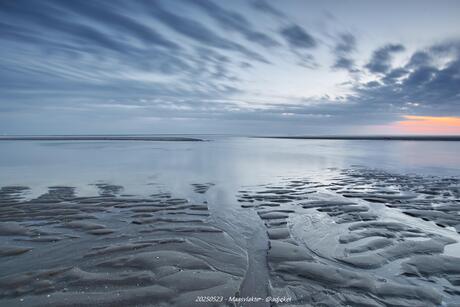 Zonsondergang bij opkomend water