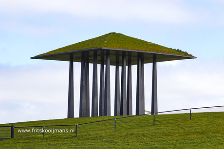 Dijktempel op de zeedijk Marrum