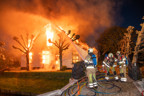 Woonboerderij volledig in brand