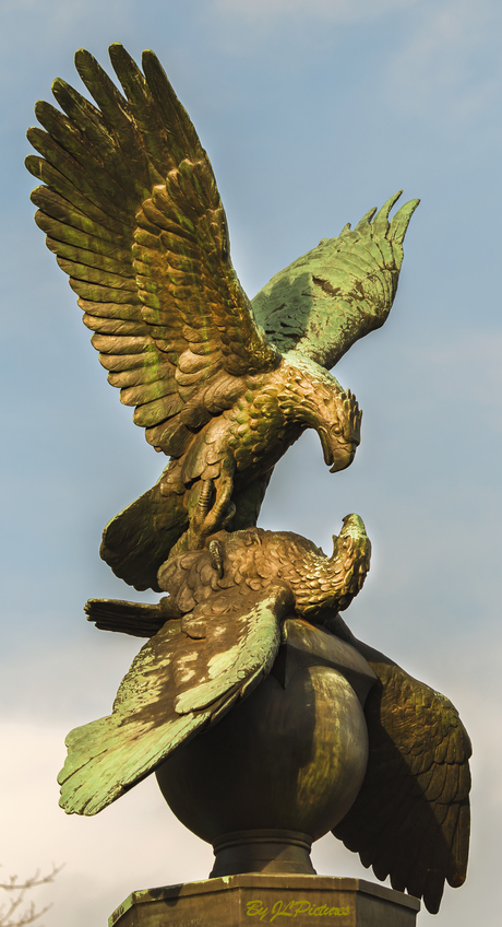 statue of eagles