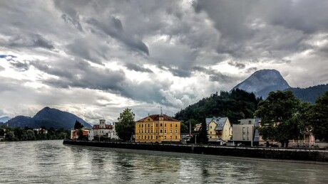 Salzburg in de zware wolken.