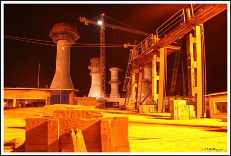 windmolen in aanbouw gefotografeert bij nacht