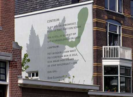 GEDICHT AAN DE MUUR