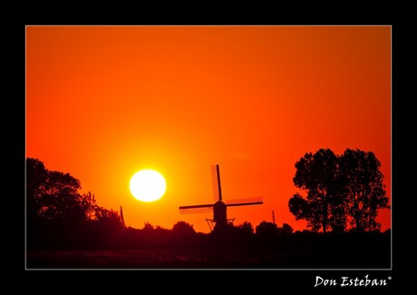 Warme zonsondergang in de polder