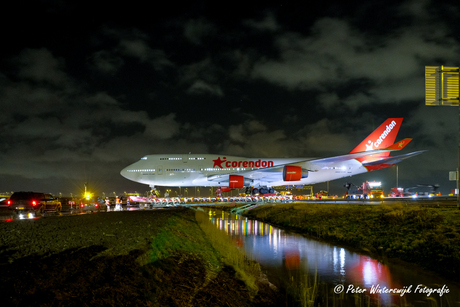 Boeing 747 Corendon steekt de A9 over