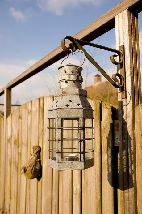 Kaarsenhouder aan hek