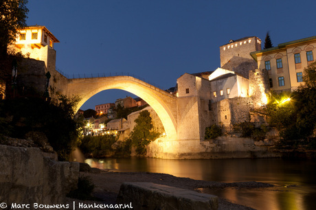 Brug Mostar bij avondlicht