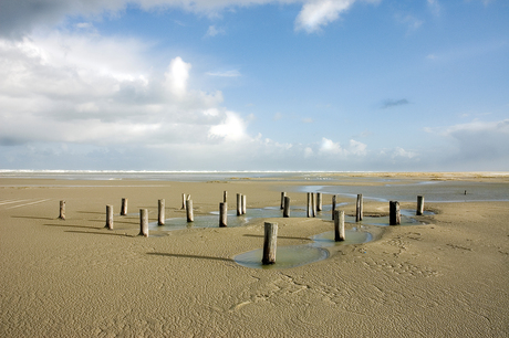 Strand met palen