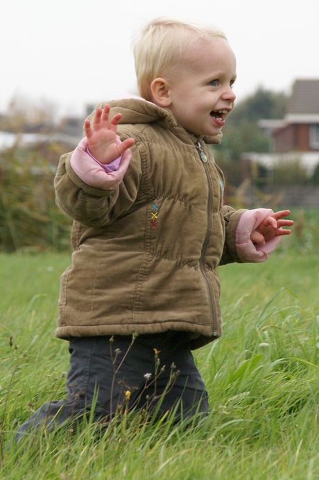 Rennen door het hoge gras