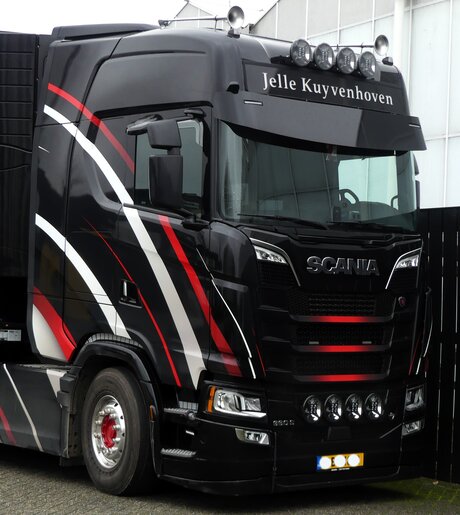 P1300031 TRUCK TIME . Detail Scania 660 S V8 uit sept 2025 foto 7 dec 2025