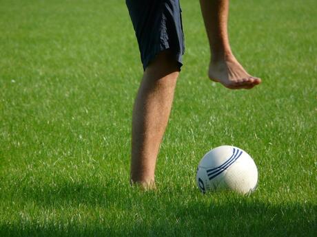 Voetbal in het park