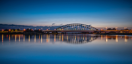 IJsselbrug tijdens het blauwe uur