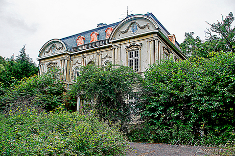 Oud verlaten landhuis