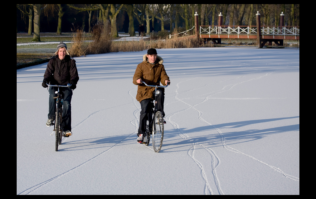 2009 !!! Fietsen op het ijs.. - foto van Maasstad - Diversen - Zoom.nl