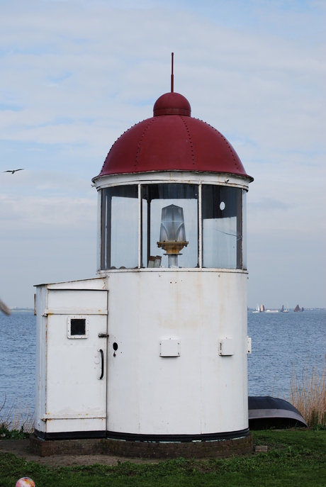 Vuurtorentje naast het reddingstation Marken