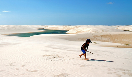 spelen in Lencois de Maranhenses, Brazilie