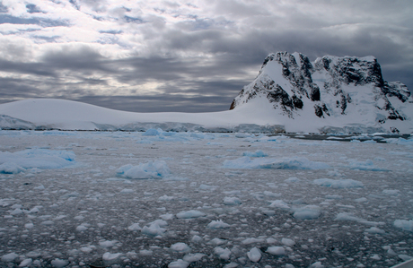 Donkere wolken boven Antarctica