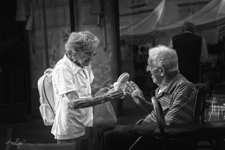 straatfoto van een koppel dat een broodje eet