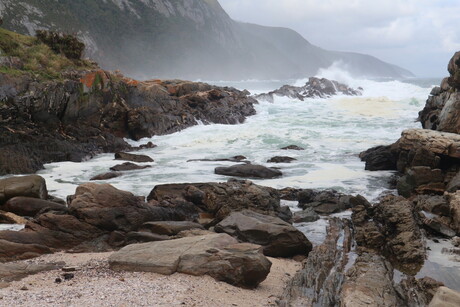 Ruige kustlijn in Zuid-Afrika