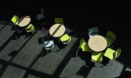 drie lichtblauwe stoelen