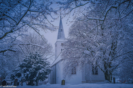 Witte kerk in een witte wereld.