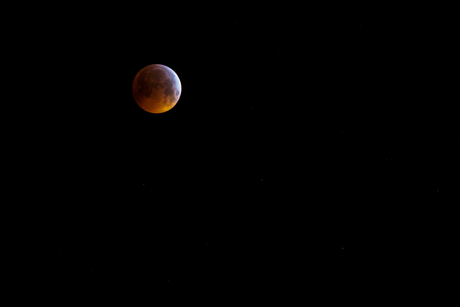 Bijna volledige maansverduistering