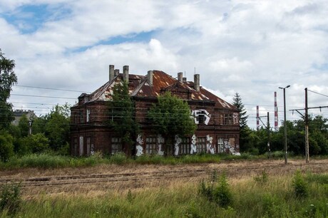 Vervallen gebouw langs spoor Polen