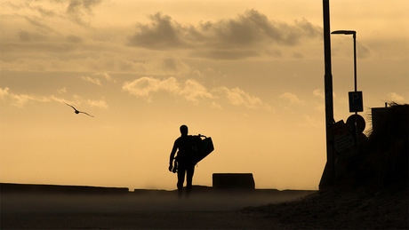 Eenzame surfer op weg naar het water