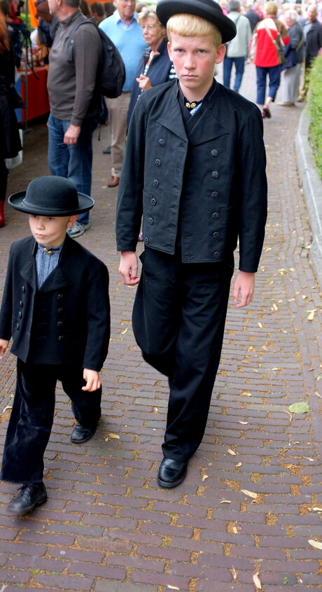 2 jongens in zeeuws klederdracht