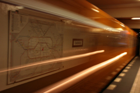 Passerende metro in U-bahn Berlijn