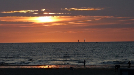 Strand zonsondergang Scheveningen