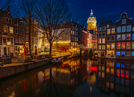 Amsterdam met uitzicht op se Sint Nicolaas kathedraal 