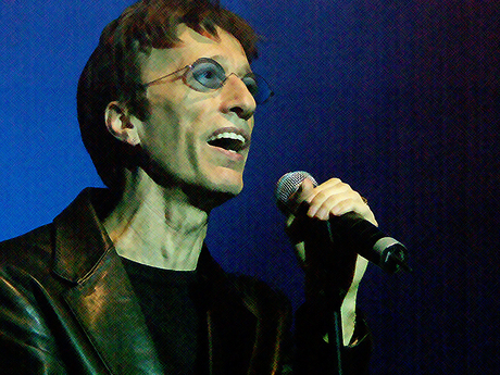 Robin Gibb (Bee Gees) tijdens zijn concert in Dresden op 22 september 2004.