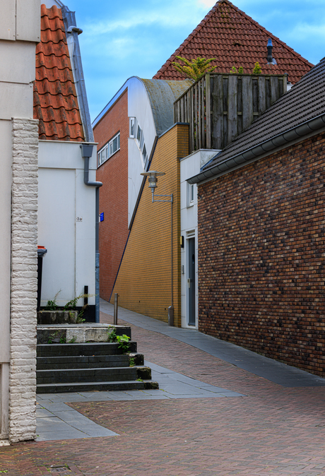 korte  steeg veel kleur en lijnen 