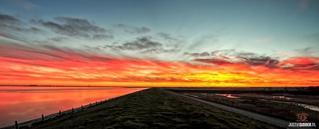 Panorama zonsondergang boven de Waddendijk op Texel.