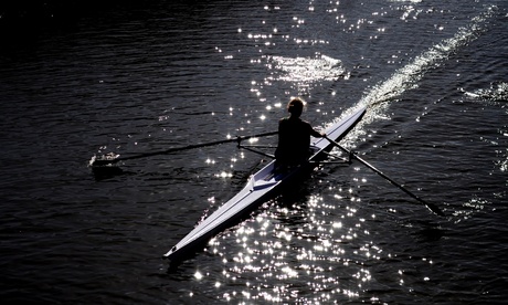 Skiff op reflecterend water