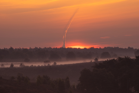 Condensspoor met slagschaduw boven de Veluwse vallei