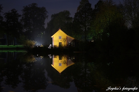 leerlooiershuisje ravenstein in de avond