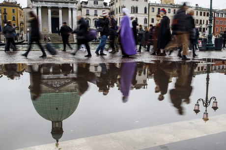 Snel doorlopen tussen de buien