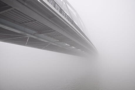 Snelbinder Nijmegen in de mist