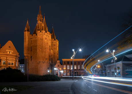 Sassenpoort in Zwolle met lichtstrepen van verkeer