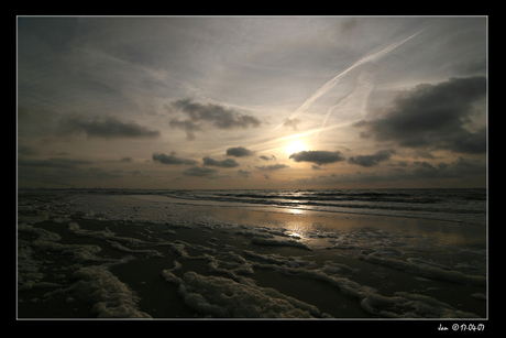 Schuim op strand