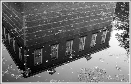 Weerspiegeling gebouw breda