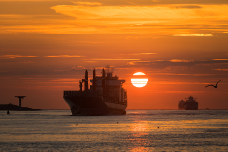 Schip met zonsondergang