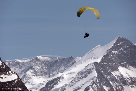 Paragliding rond de bergtoppen