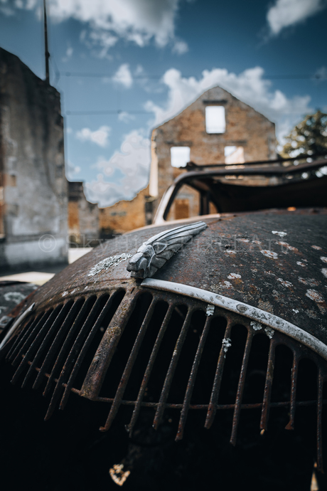 De auto van de huisarts in Oradour-sur-glane
