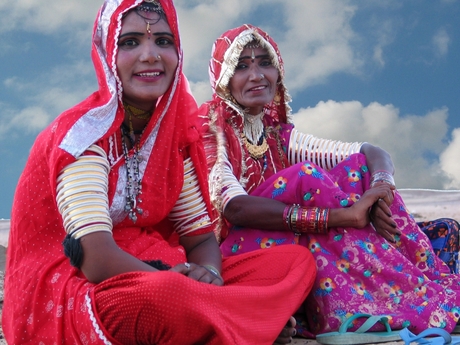 Twee mooie dames in de woestijn