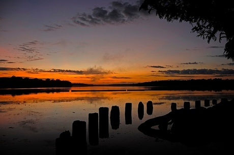 zonsopgang aan de Suriname rivier.