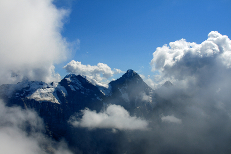 Schilthorn in wolken